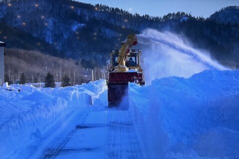 除雪車も自動運転へ。その目標は無人化ではない？　除雪車の自動運転を実現する特殊なシステムとは