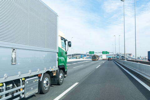 高速道路の法定最高速度が90㎞/hに引き上げられた大型トラック、果たしてその影響はあるのか?